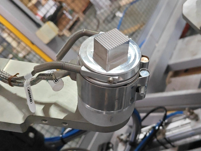 Independent zone temperature control and contoured hot plate design